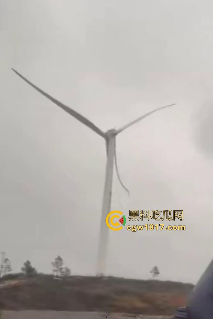 11月9日江西九江鄱阳湖服务区,吉电风扇叶突然断裂,玻璃纤维漫天飞舞,居民吸入有炸肺的风险,这都没人管?-7