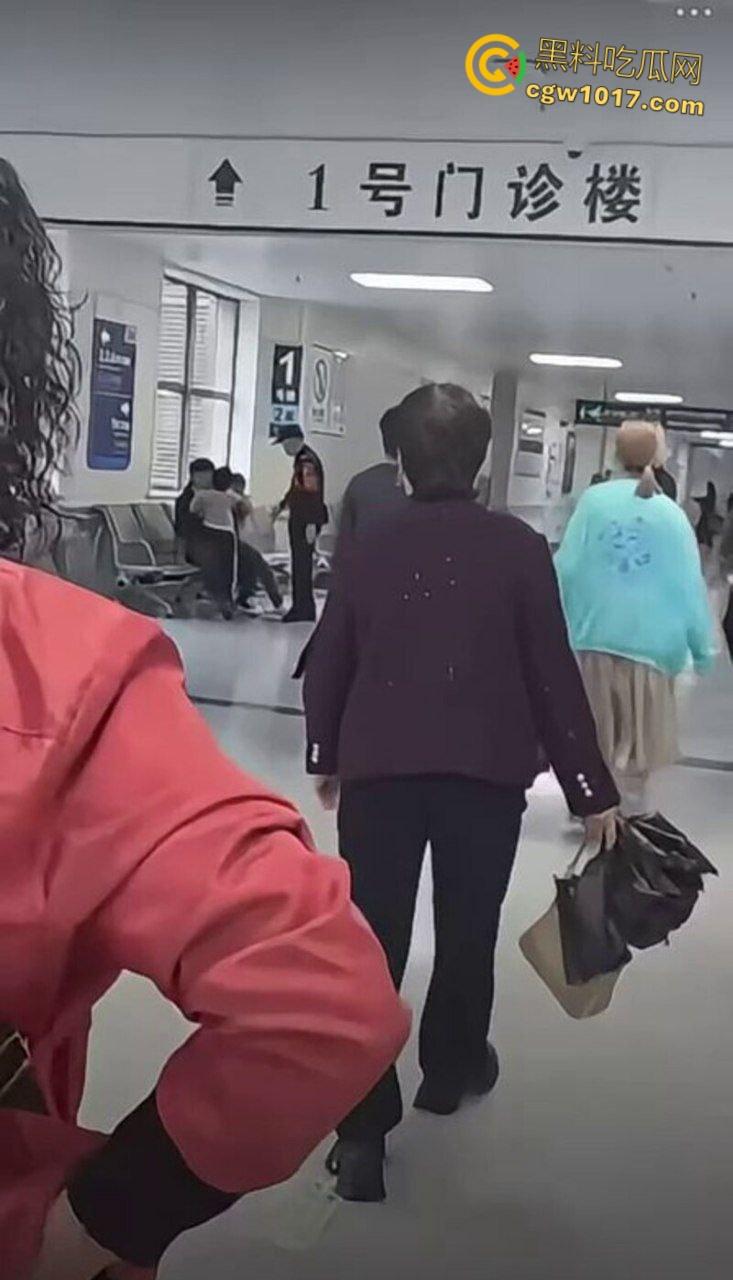 温州医院惊现家暴男,两人发生口角争夺孩子,男子当众对妻子全打脚踢,孩子被吓到大哭不止!-7
