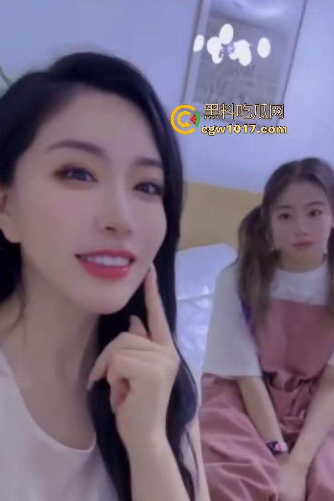 【静安母女】双飞金主,两人一起服侍吸奶,女儿饿了还叼妈妈奶头,女儿坐脸妈妈骑屌,这是享受还是受罪?-6