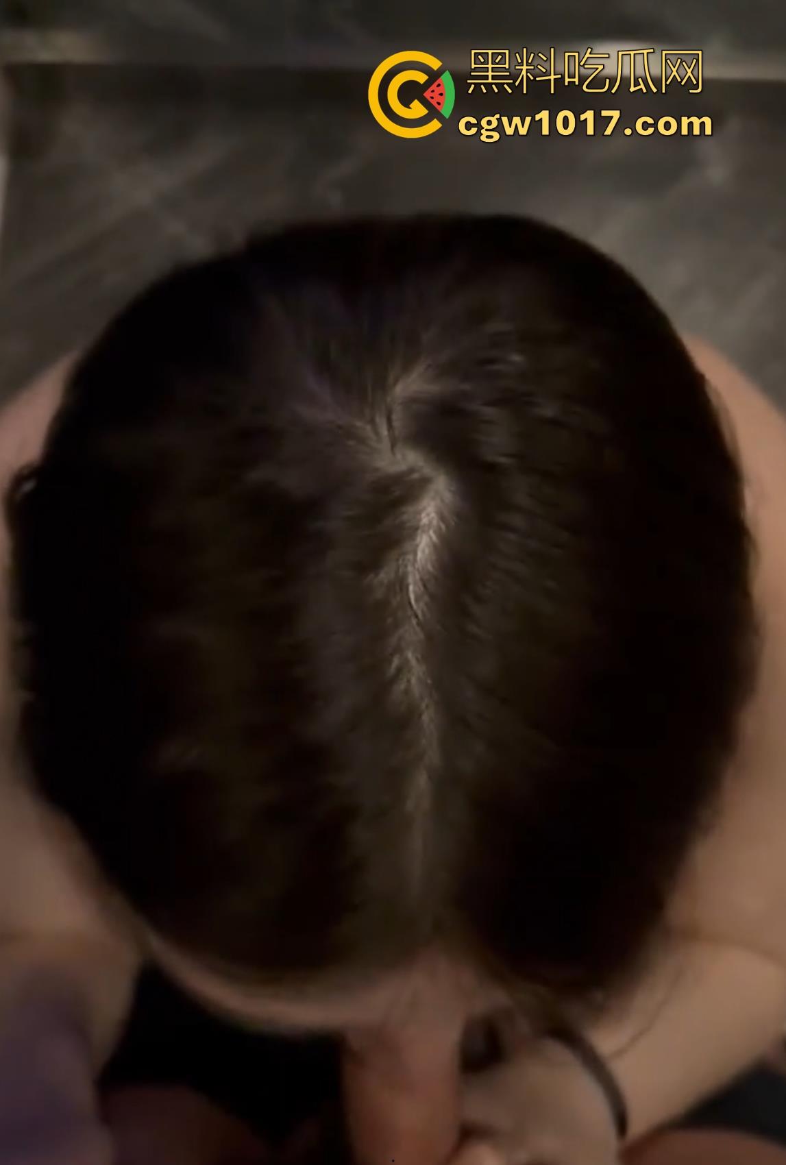 重庆极品陪酒女化身母狗献身客户,身穿黑丝情趣跪地舔屌,精湛的口技搭配上风骚的气质,简直反差到了骨子里!-7