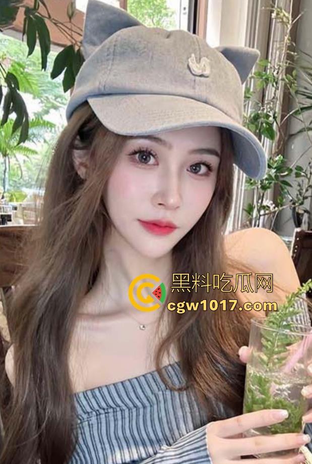 当着闺蜜的面跟弟弟做爱，从沙发上接吻到床上吃鸡骑乘，无套内射，极其刺激淫荡，把小骚逼狠狠的满足！-2