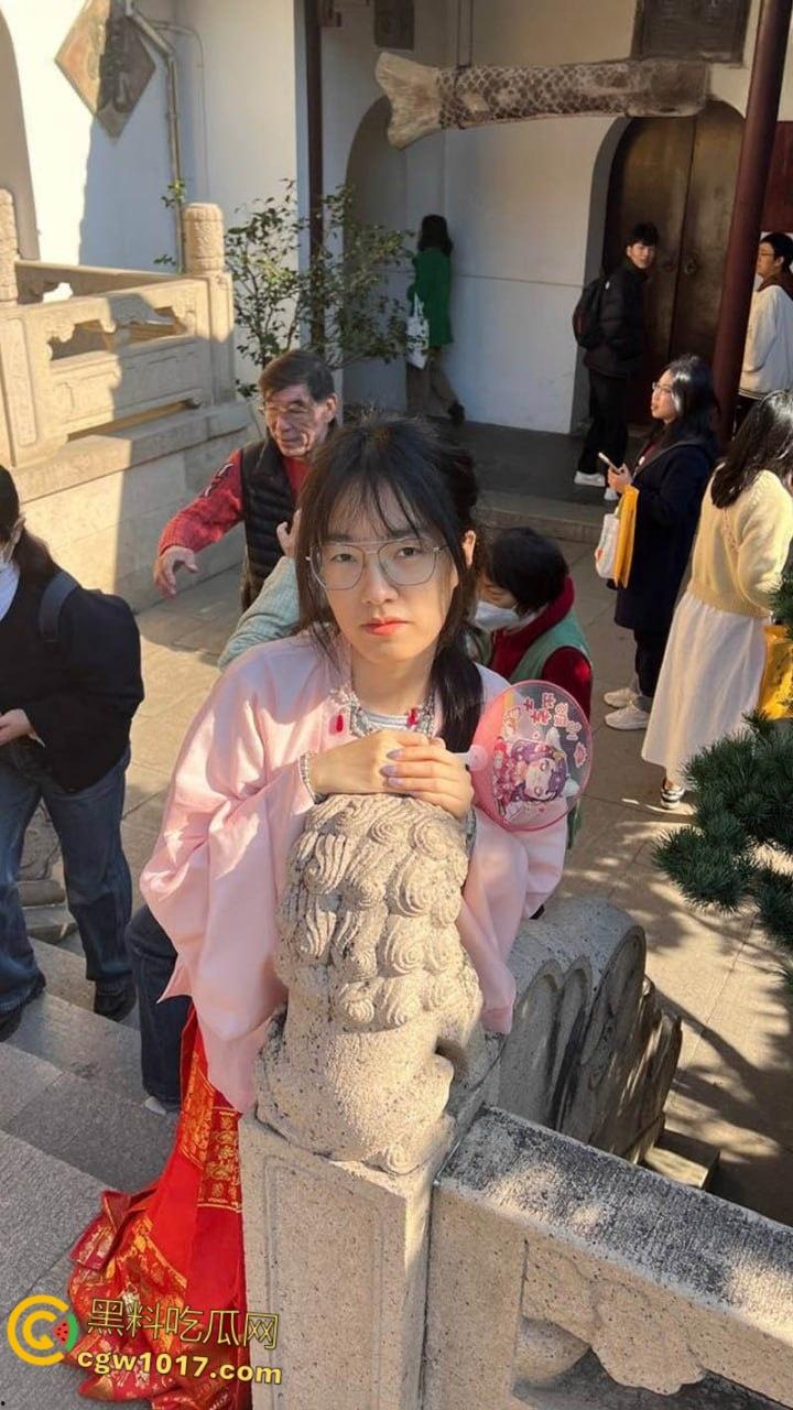 天津骚货眼镜妹【李彤彤】，约炮体育生视频流出，含屌玩手机还不够，边干边用跳蛋狂震嫩穴，简直骚到骨子里！-3