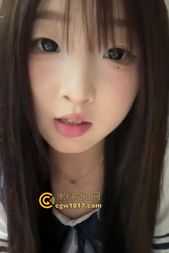 新人【韦静诗】为了不被别人笑穷只能下海直播，萝莉白虎B下蹲大开金主刷屏火箭，不知以后要榨干多少金主哦！-1