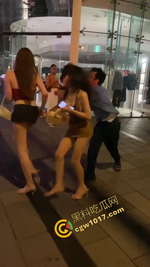 台湾街头剧烈撕逼!台男街头怒打泰国人妖,拳脚横飞,人妖身材火辣,群众狂呼,场面炽热-5