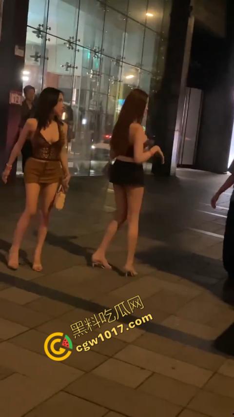 台湾街头剧烈撕逼!台男街头怒打泰国人妖,拳脚横飞,人妖身材火辣,群众狂呼,场面炽热-9