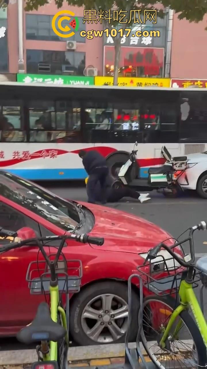 山东日照外卖小哥被撞，直接躺下玩手机报警处理，姿势像在家的床上一样，不料遭司机大哥报复-1