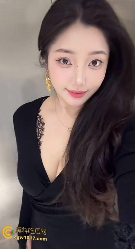 抖音微胖女神【香菜园子】，吊钟大奶肆意揉弄变形，粉嫩乳晕拉扯喷汁，娇躯扭动浪叫连连 ！-2