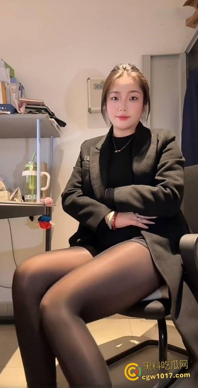 抖音微胖女神【香菜园子】，吊钟大奶肆意揉弄变形，粉嫩乳晕拉扯喷汁，娇躯扭动浪叫连连 ！-3