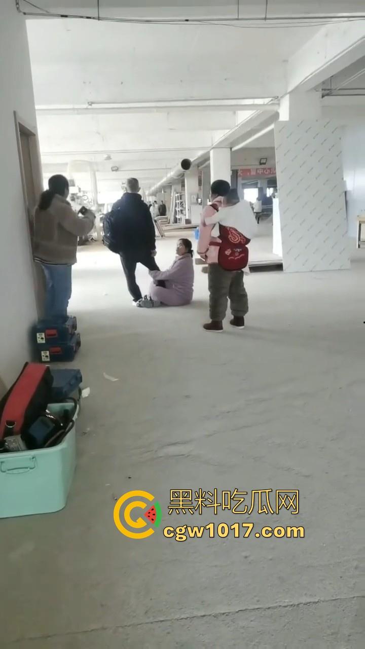 贵州龙里水长乡家具厂拖欠工资,员工携带孩子上门讨要薪资,抱着老板的大腿,都这样了不是哥们你还打算不给啊!-4