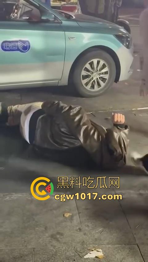 训洋狗还得是东北人！老外夜市耍流氓被东北大汉暴揍，从车里拽出来，拳打脚踢轮番上场，看得人是真解气！-4