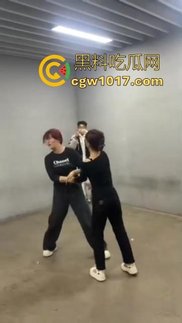 沈阳精神小妹约架群殴,两大帮派集结多人,相互开撕火拼,打得再狠点啊,把逼都扣爆她!-7