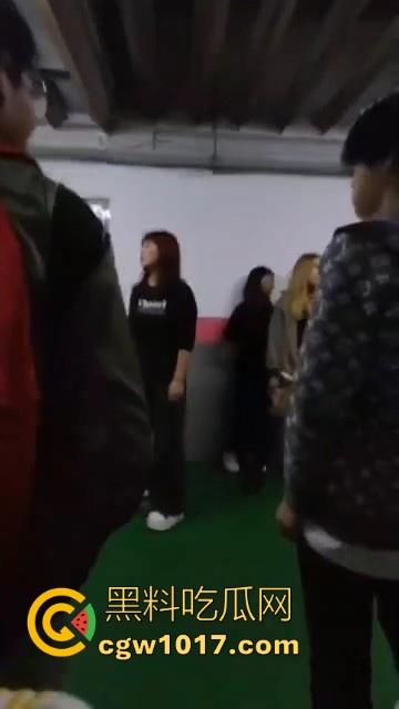 沈阳精神小妹约架群殴,两大帮派集结多人,相互开撕火拼,打得再狠点啊,把逼都扣爆她!-11