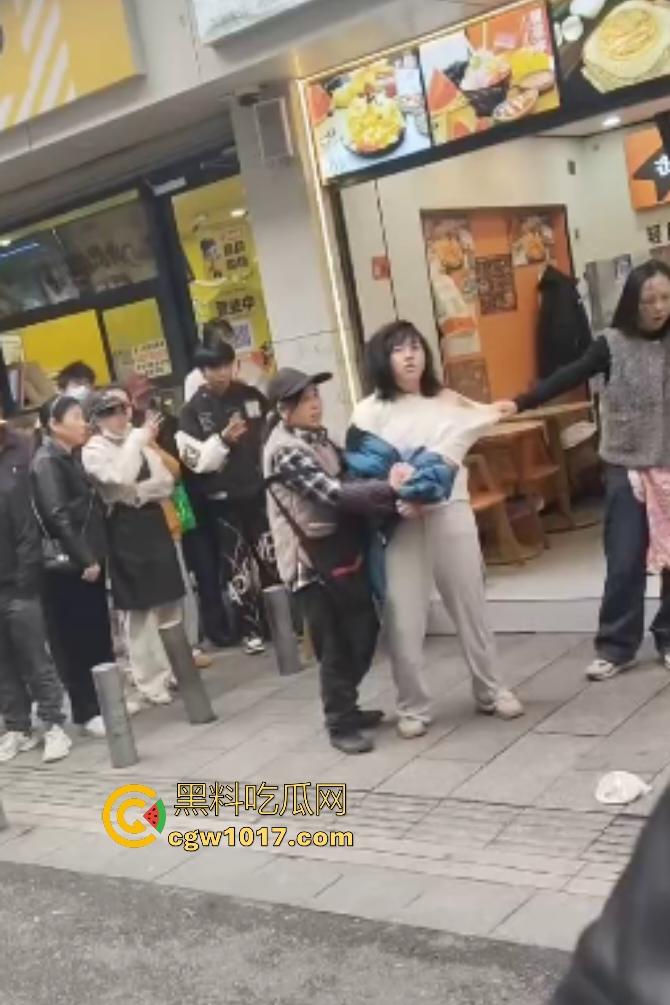 株洲芦淞区蜀香锅盔店,20岁无业骚妹吃完两份拒付钱,脱外套跑路被店主扯衣露膀子,这是霸王餐专业户还是真困难?-1