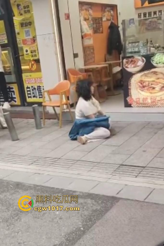 株洲芦淞区蜀香锅盔店,20岁无业骚妹吃完两份拒付钱,脱外套跑路被店主扯衣露膀子,这是霸王餐专业户还是真困难?-5