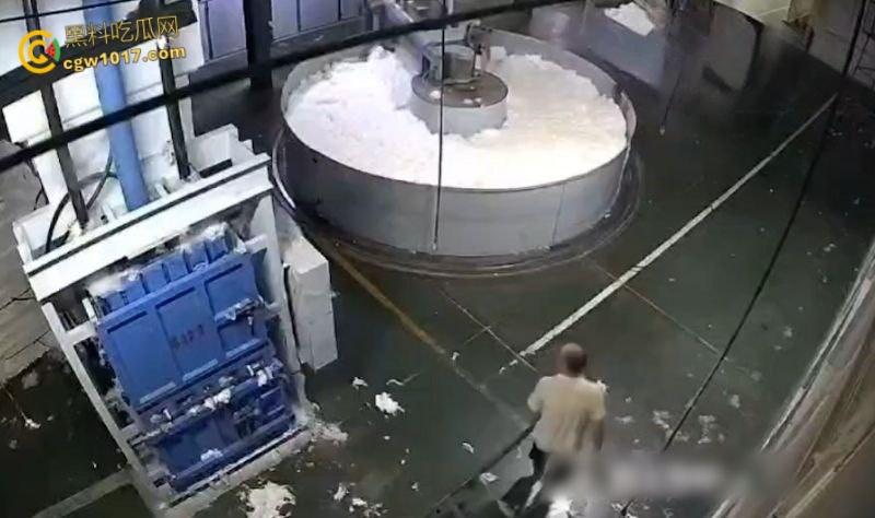 西北角碎料机血腥惨案,工人操作失误双腿被压断,双手撑地拖着残躯爬行数十米,头皮发麻!-1
