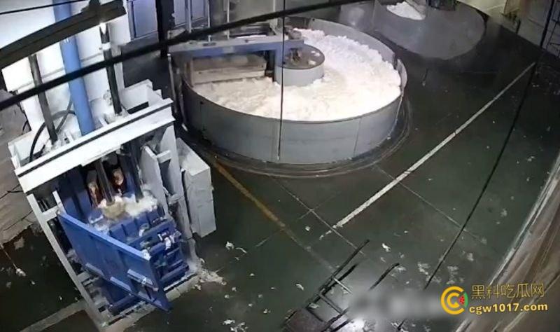 西北角碎料机血腥惨案,工人操作失误双腿被压断,双手撑地拖着残躯爬行数十米,头皮发麻!-3