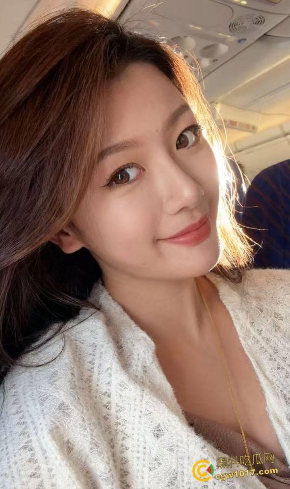 姐姐一边喝奶我就一边摸她奶，直接把姐姐按在地上口交，穿着牛仔长靴对镜后入，水都快喷我脸上来了 ！-1