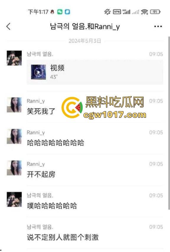 网吧包房年轻情侣打完游戏就在沙发上当场开干?面对摄像头毫无畏惧他人的眼光,年轻人就是会玩!-1