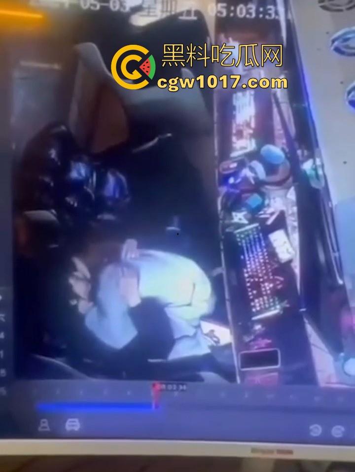 网吧包房年轻情侣打完游戏就在沙发上当场开干?面对摄像头毫无畏惧他人的眼光,年轻人就是会玩!-5