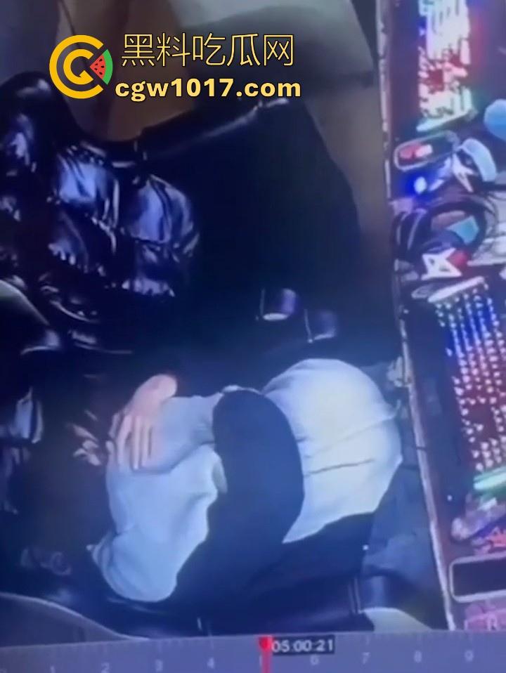 网吧包房年轻情侣打完游戏就在沙发上当场开干?面对摄像头毫无畏惧他人的眼光,年轻人就是会玩!-6