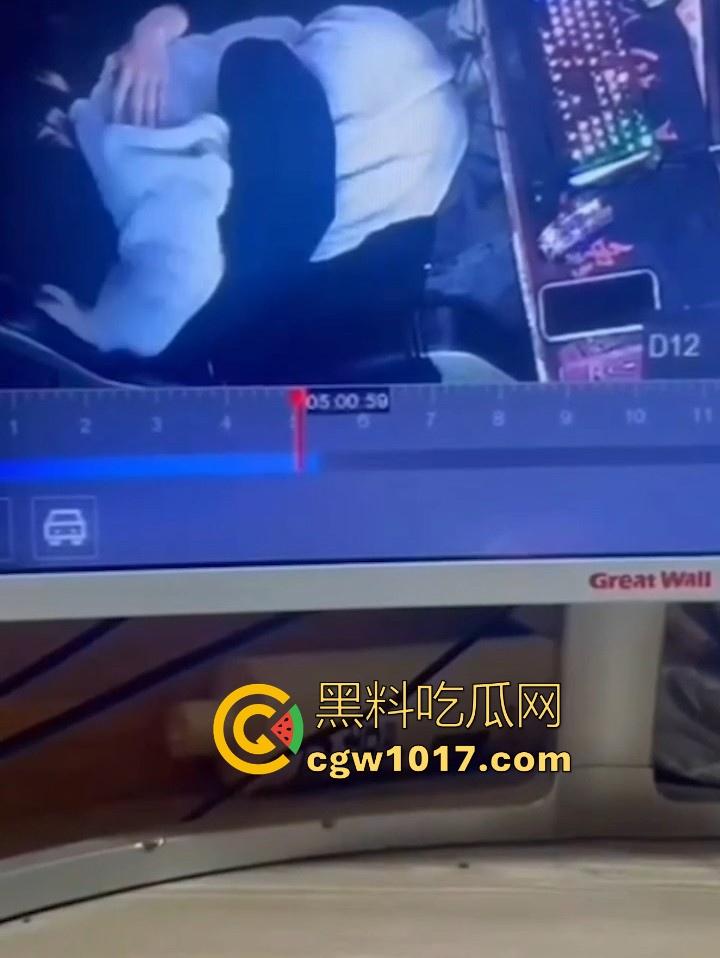 网吧包房年轻情侣打完游戏就在沙发上当场开干?面对摄像头毫无畏惧他人的眼光,年轻人就是会玩!-7
