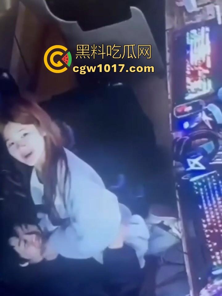 网吧包房年轻情侣打完游戏就在沙发上当场开干?面对摄像头毫无畏惧他人的眼光,年轻人就是会玩!-9