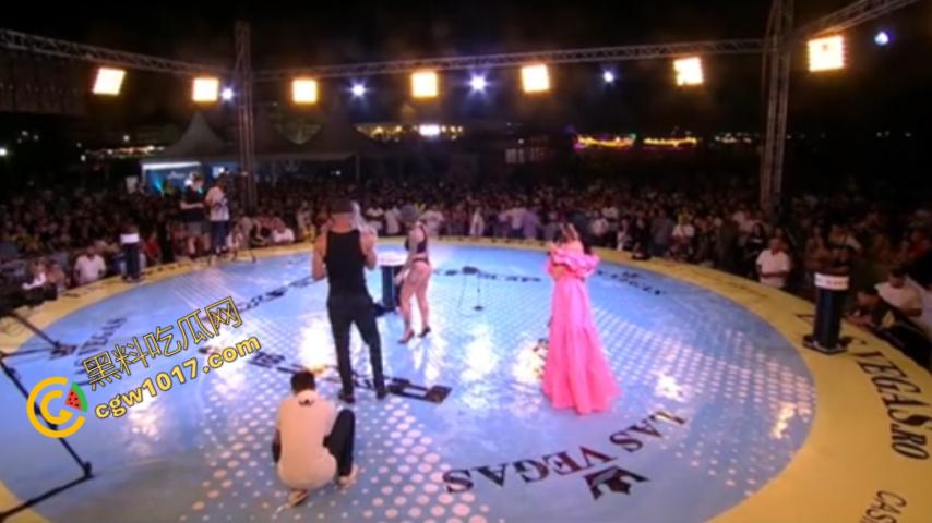 火辣性感的打屁股对决!外国美女疯狂抽打,肥臀红肿,丁字裤掩不住诱惑,快感与激情交织,传统武术也为之疯狂!-4