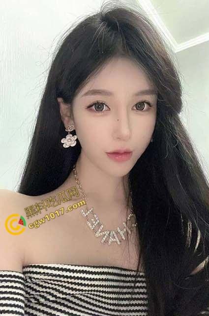 海角大神与完美嫂子试衣间荒淫!36D雪乳翘臀加持,弟弟把持不住硬顶嫩穴,直捣黄龙疯狂喷精!-1