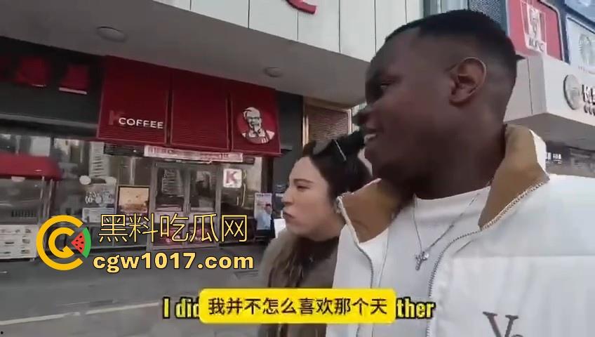 非洲黑猩猩挑战来中国相亲,没彩礼没样貌纯靠大屌跟黑皮肤加持,万万没想到啊,真有骚逼马桶排队送温暖啊!-9