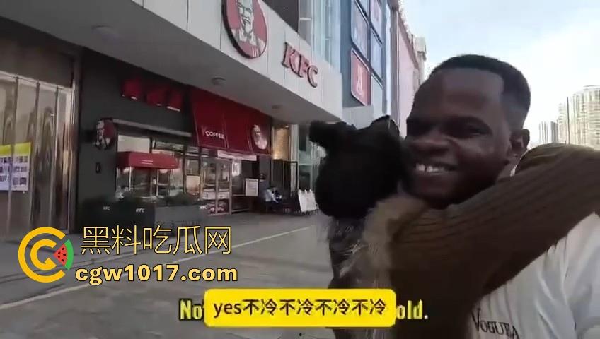 非洲黑猩猩挑战来中国相亲,没彩礼没样貌纯靠大屌跟黑皮肤加持,万万没想到啊,真有骚逼马桶排队送温暖啊!-10