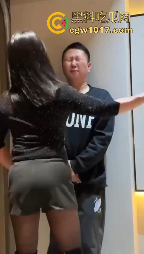 花钱买受虐?大哥特殊癖好曝光,狂砸大额让极品骚鸡骑脸抽他耳光,嘴巴肿成香肠还喊爽!-4