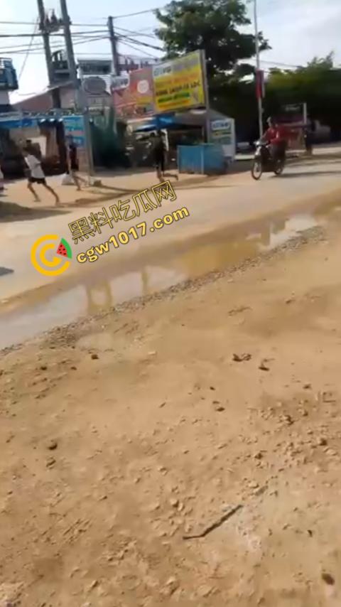 柬埔寨木牌突击抓捕：大楼被围“狗推”慌逃，警笛声与尖叫声交织，大楼一夜成围城！-3