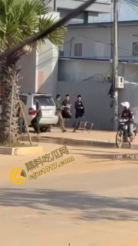 柬埔寨木牌突击抓捕：大楼被围“狗推”慌逃，警笛声与尖叫声交织，大楼一夜成围城！-4