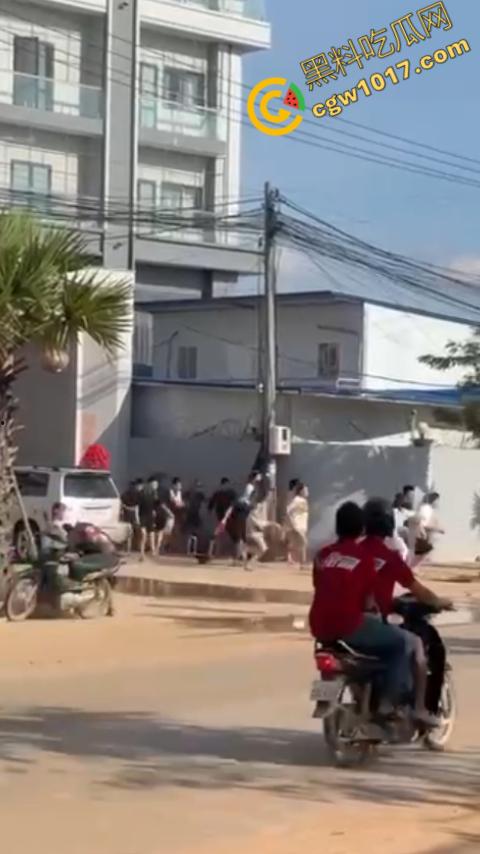柬埔寨木牌突击抓捕：大楼被围“狗推”慌逃，警笛声与尖叫声交织，大楼一夜成围城！-5
