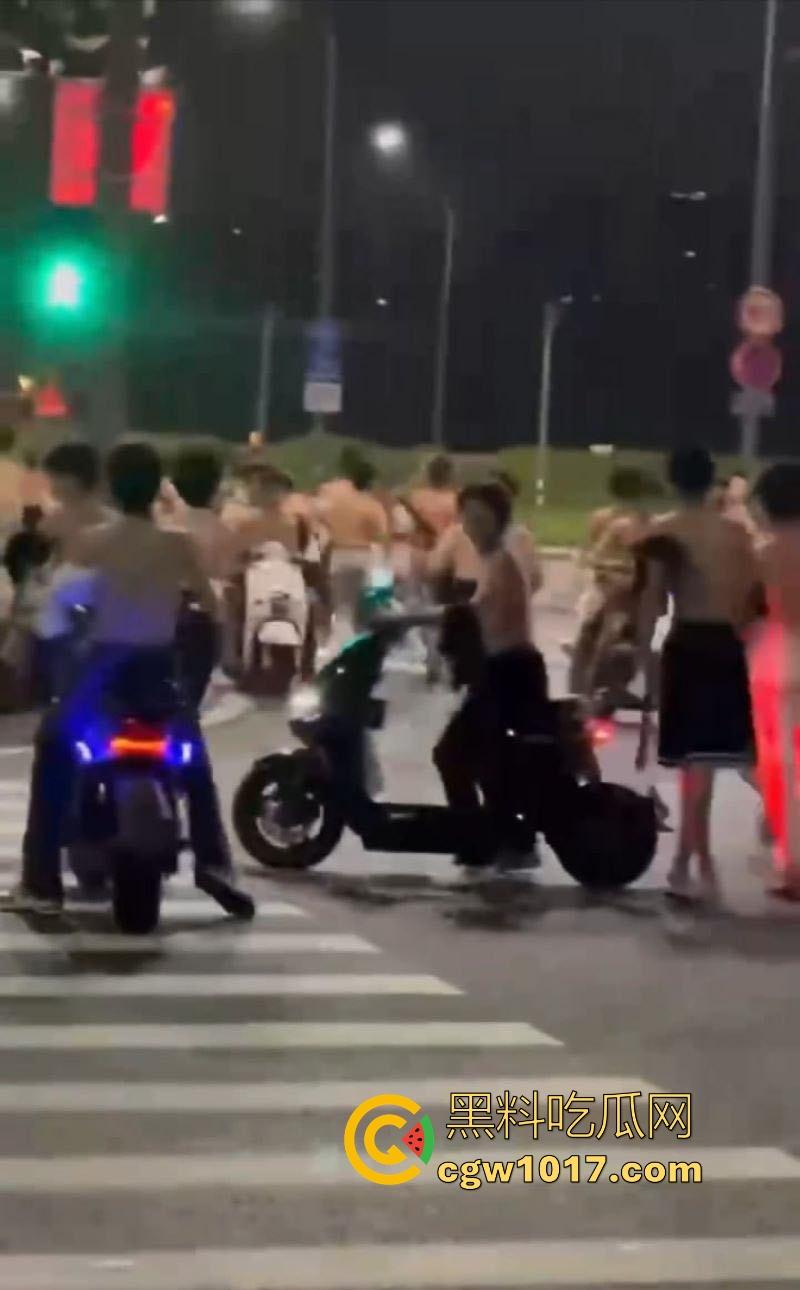 深夜街头惊现帮派斗争！赤裸染发精神小伙携带棍棒骑着鬼火到场，飞车撞人拳拳到肉血拼到底，完全不输电影场面！-2