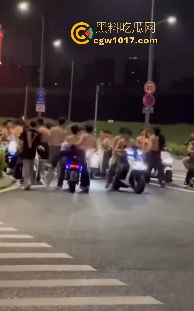 深夜街头惊现帮派斗争！赤裸染发精神小伙携带棍棒骑着鬼火到场，飞车撞人拳拳到肉血拼到底，完全不输电影场面！-7