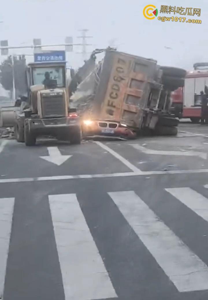 山东烟台电厂东路惊魂一刻,上演死神来袭现实版, 烟台渣土车路口突然失控,侧翻掩埋两车 !-5