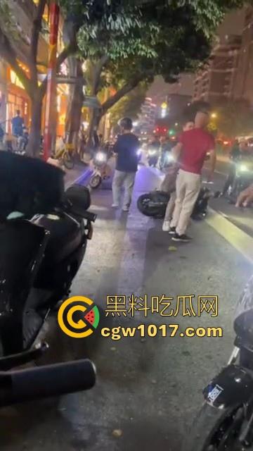 广州小梅大街地头蛇欺负外卖小哥!仗着自己本地人横着走,路人都想冲上去一拳打醒这狗东西!-2