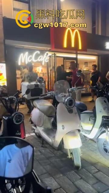 广州小梅大街地头蛇欺负外卖小哥!仗着自己本地人横着走,路人都想冲上去一拳打醒这狗东西!-7