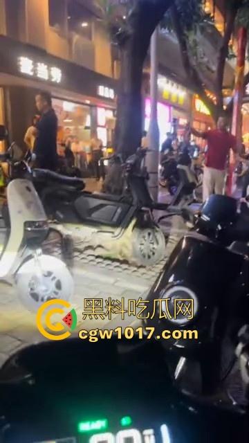 广州小梅大街地头蛇欺负外卖小哥!仗着自己本地人横着走,路人都想冲上去一拳打醒这狗东西!-9