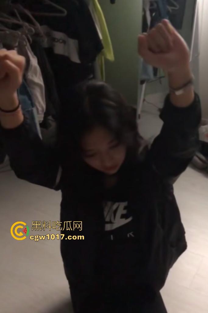 出租屋调教反差女友,淫荡骚货任人摆布口交顶到喉管,手举高高不许放下,录像还害羞,这么骚了记录生活怎么了?-1