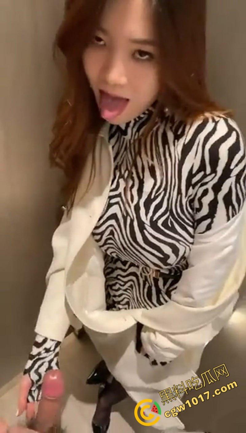 商场柜台大姐【朱艳燕】在试衣间“犯贱”,奶子肥硕的她像发情母兽,舌头撩拨男人鸡巴,热情如火的眼神撩人至极!-1