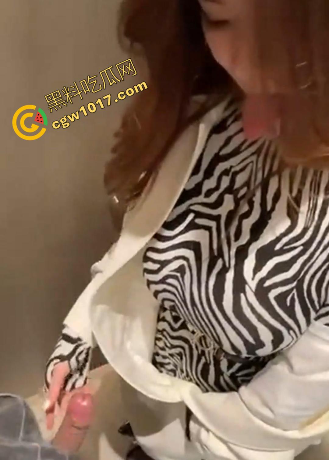 商场柜台大姐【朱艳燕】在试衣间“犯贱”,奶子肥硕的她像发情母兽,舌头撩拨男人鸡巴,热情如火的眼神撩人至极!-3