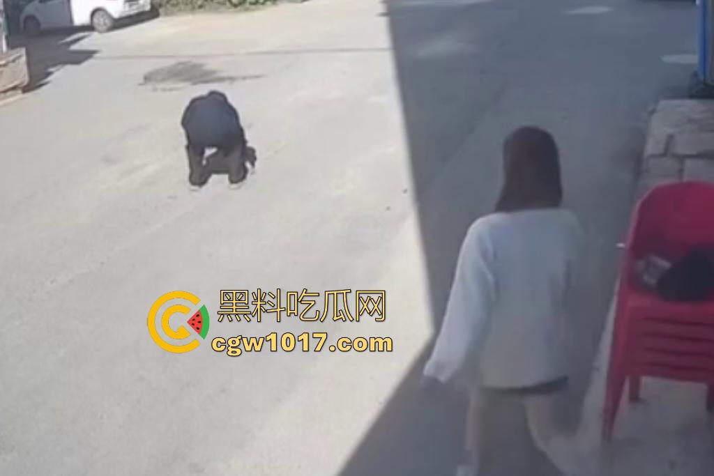 街头老大爷走路突然摇晃,长腿美女出手相扶,大爷瞬间全身梆硬冲天,美女成救命神药,这比春药还牛逼啊!-2