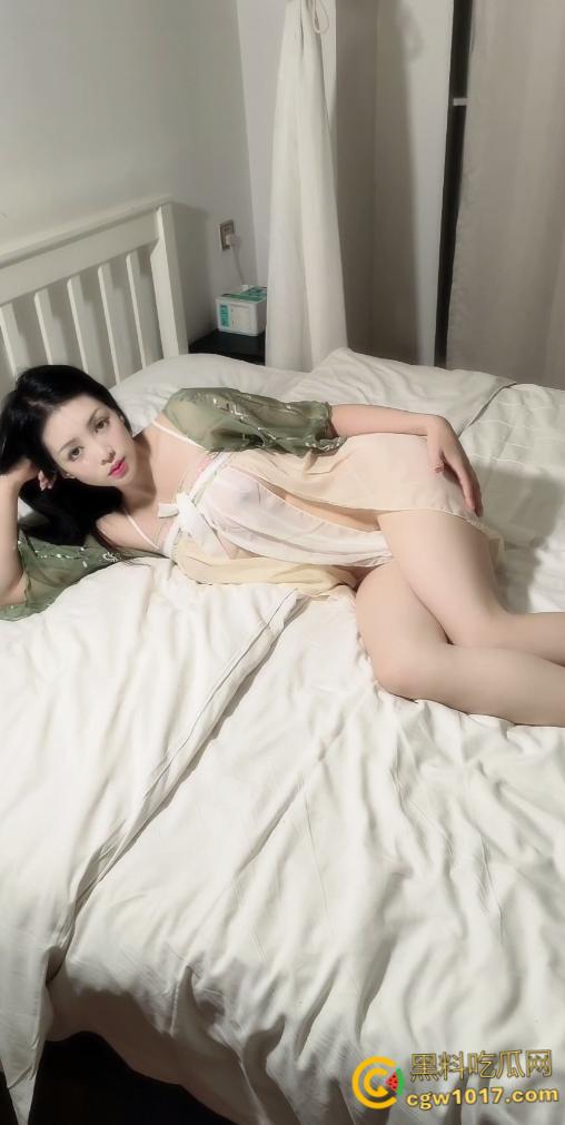 推特反差主播【李婉儿】,户外山林野战直播,口交乳交轮番榨精,多姿势激情交合,精液射嘴香艳诱惑!-1