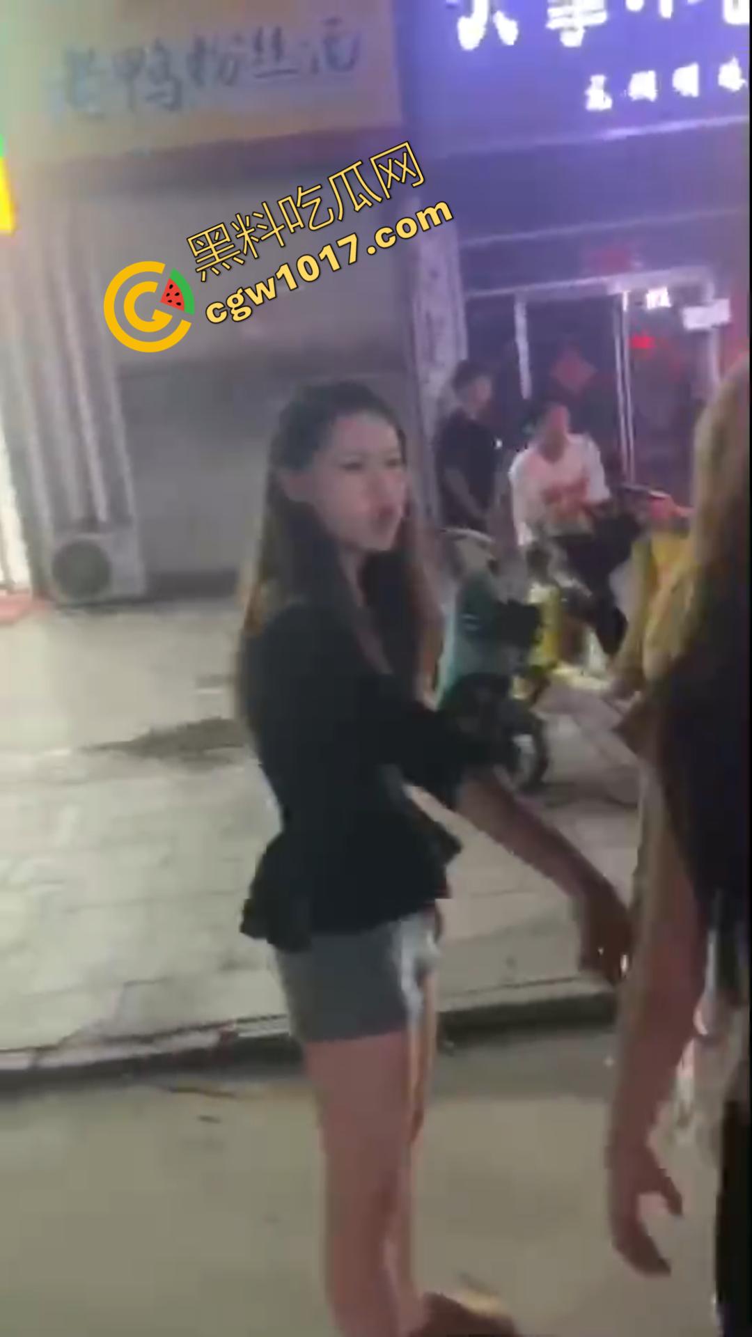 惊心动魄!清纯小仙女街头被围殴!精神小妹狠辣无情,围观群众无动于衷,她们究竟为何如此疯狂?-1