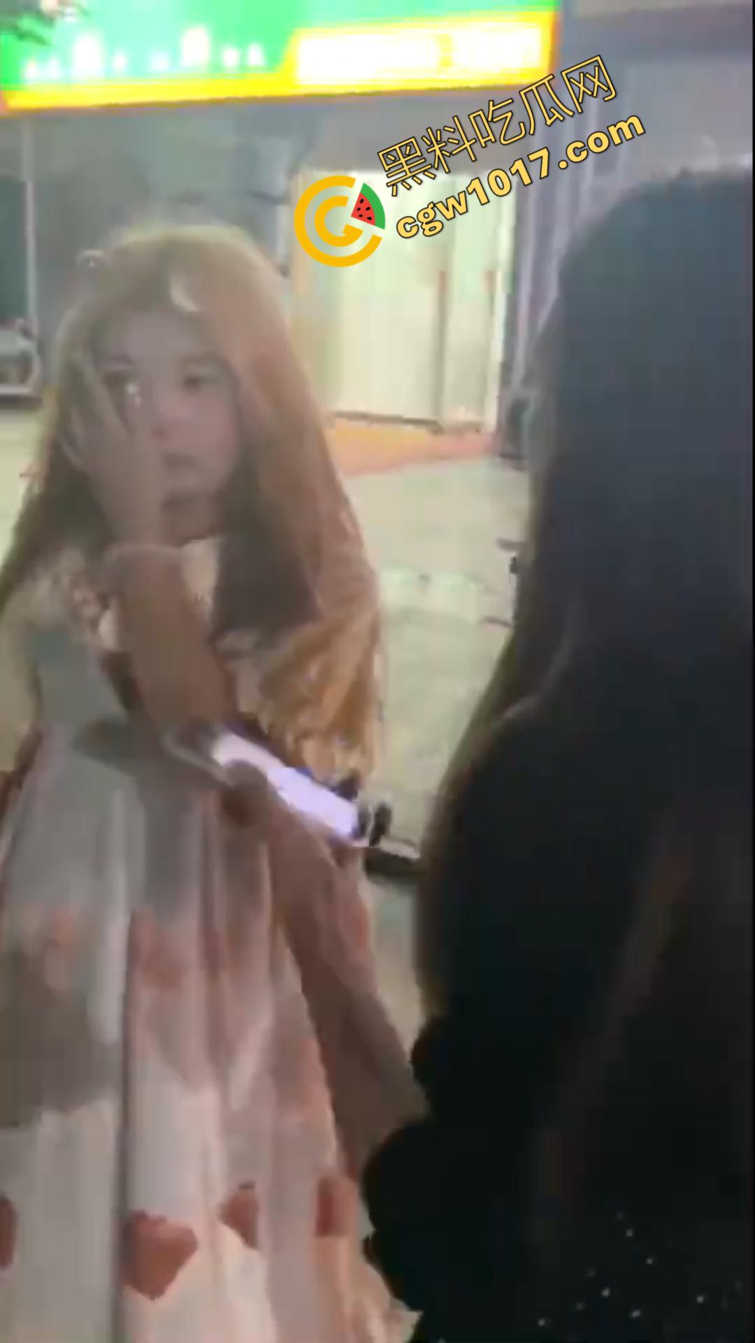 惊心动魄!清纯小仙女街头被围殴!精神小妹狠辣无情,围观群众无动于衷,她们究竟为何如此疯狂?-7