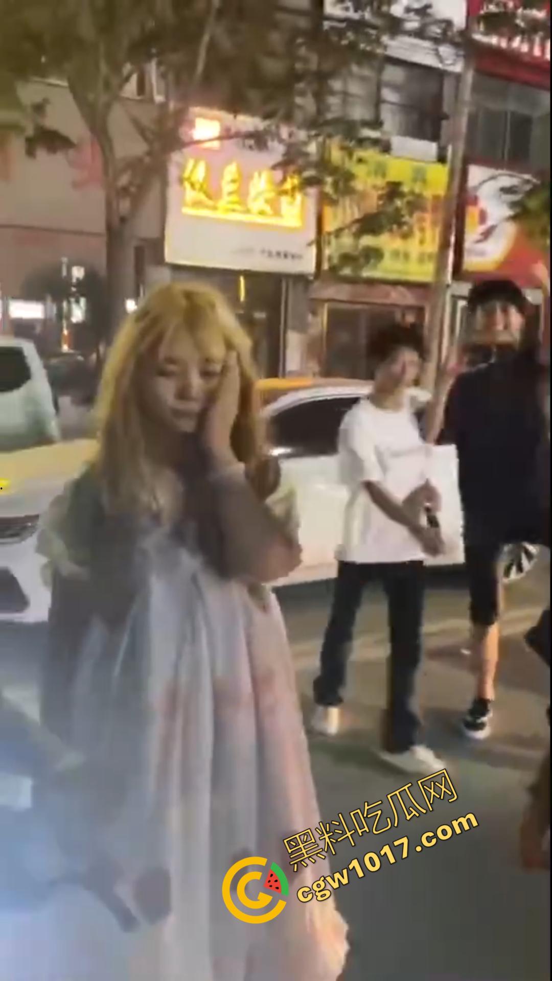 惊心动魄!清纯小仙女街头被围殴!精神小妹狠辣无情,围观群众无动于衷,她们究竟为何如此疯狂?-5