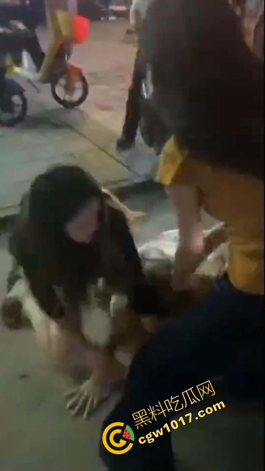 惊心动魄!清纯小仙女街头被围殴!精神小妹狠辣无情,围观群众无动于衷,她们究竟为何如此疯狂?-3