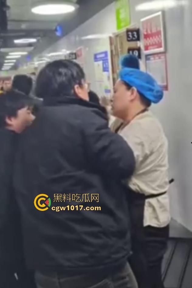 商家出餐3小时外卖小哥迟到餐被抢光,送餐小哥兽性大发殴打女店员,商家怒吼“你早干嘛去了”!-3